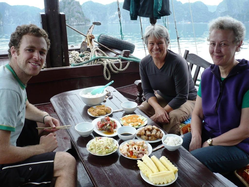 Hoang Gia Minh Hotel Cat Ba Island Exterior foto